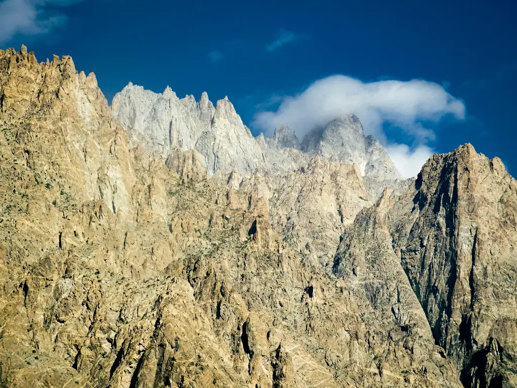 unsplash_akDtFCF4In8_attabad.webp